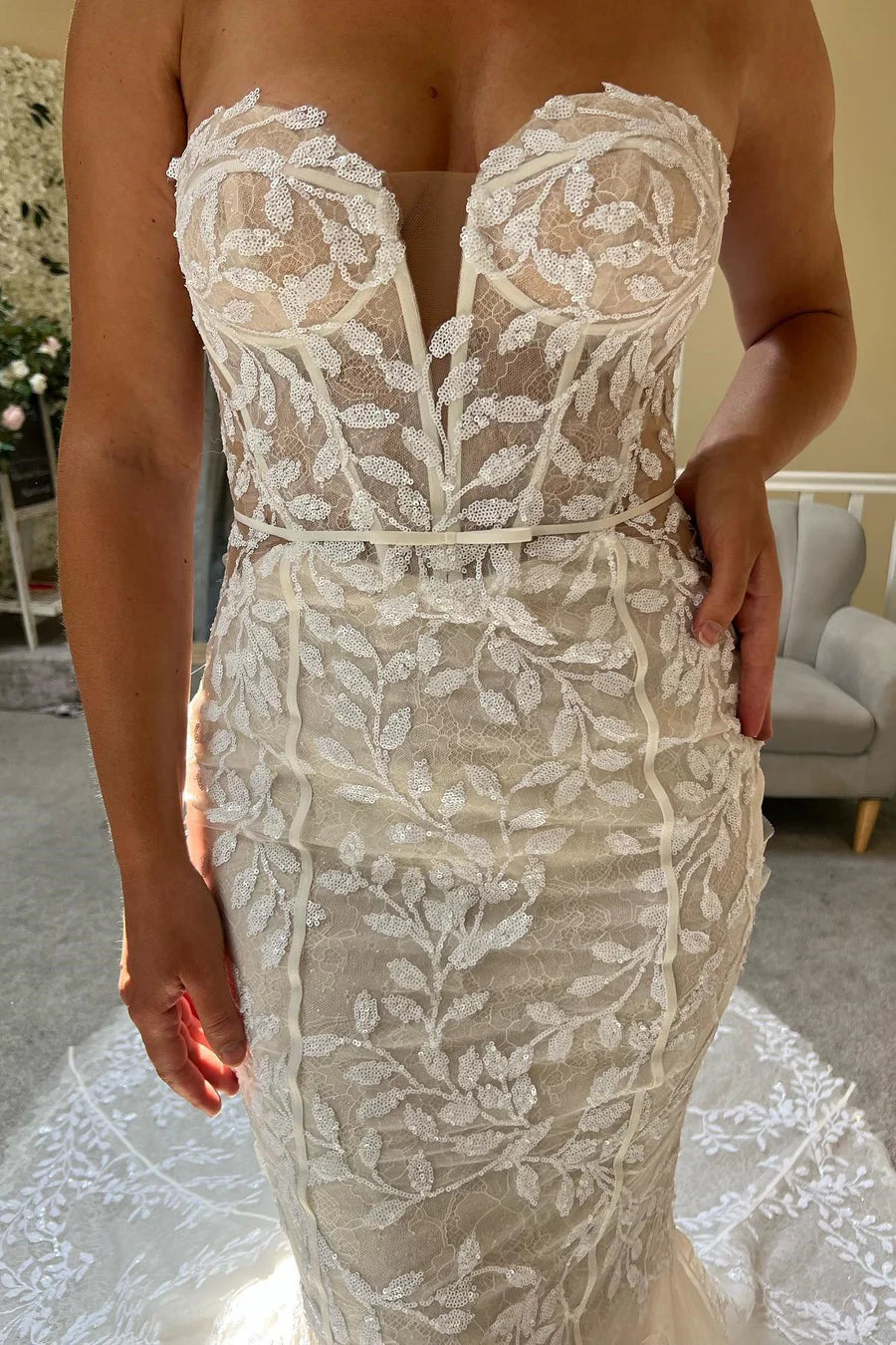 Vestido de novia largo de encaje sin tirantes, corte trompeta y cola